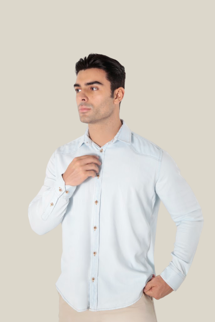 Camisa jeans manga longa slim fit delavê