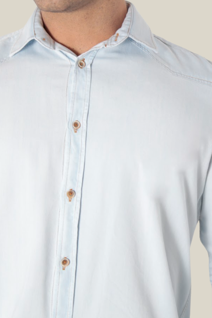 Camisa jeans manga longa slim fit delavê